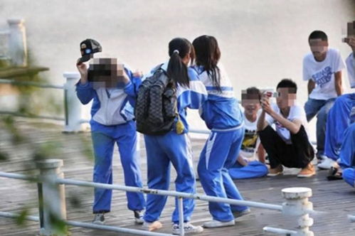 女生走在校园中