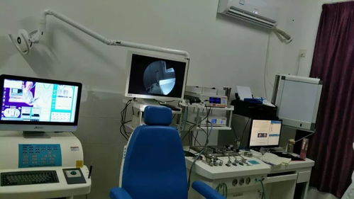 医院耳鼻喉科医生使用专业设备检查患者喉部