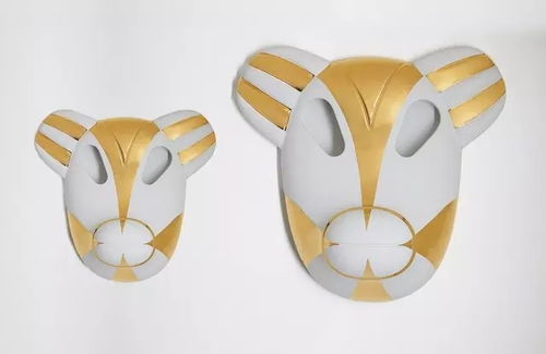 作者手持画笔专注绘制陶瓷盘子