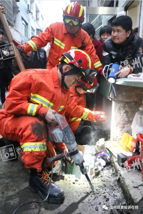 消防员正在营救被困男子