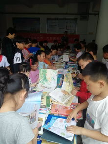 图书馆中翻阅书籍的学生