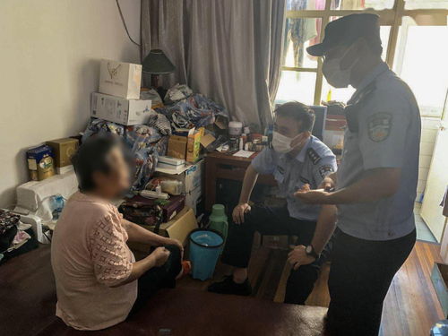 民警上门劝阻老人防止被骗现场