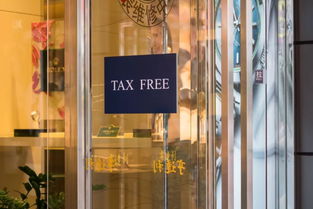 上海南京东路商场退税自助机前排队的外国游客