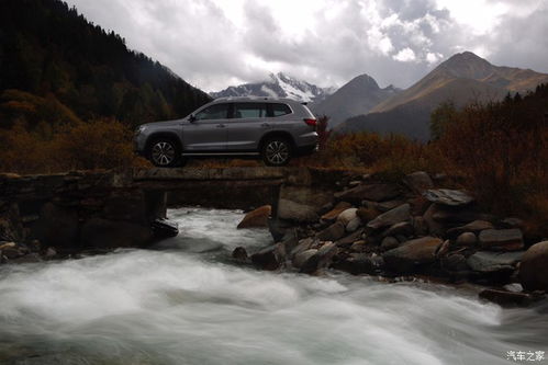 户外探险者在险峻山路上行走
