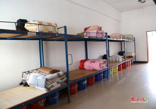 学生在寒冷宿舍中学习