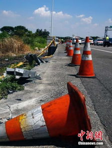 事故现场家属哭泣悼念