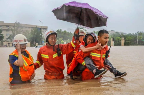 消防员在洪水中转移被困老人