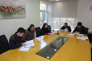 纪委工作人员正在开会讨论整治方案