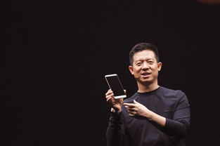 郑中基在媒体面前神情严肃