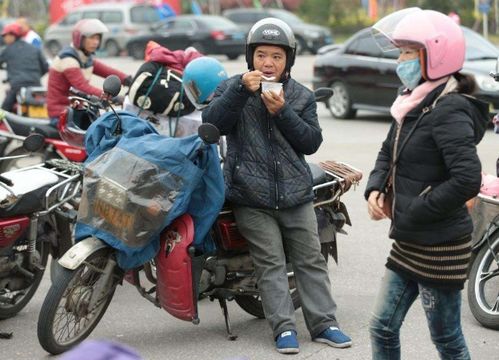 父亲年轻时骑摩托返乡的老照片