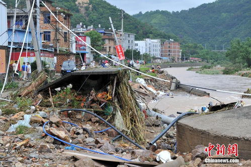 暴雨后的广东街道一片狼藉