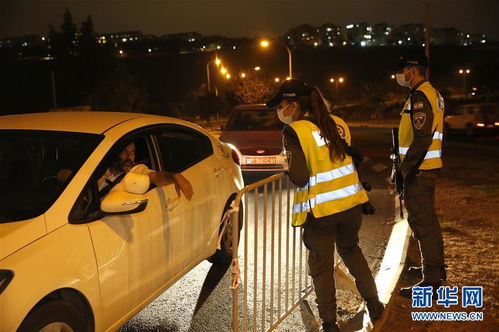 洛杉矶警方执行宵禁任务