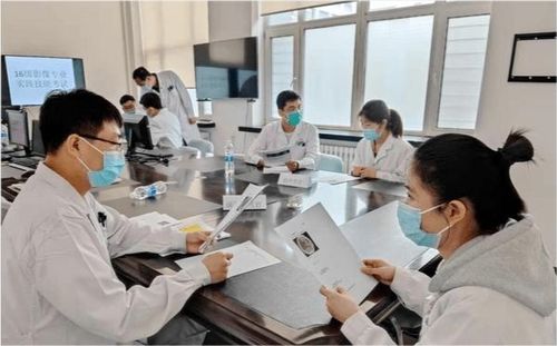 医学生在图书馆学习