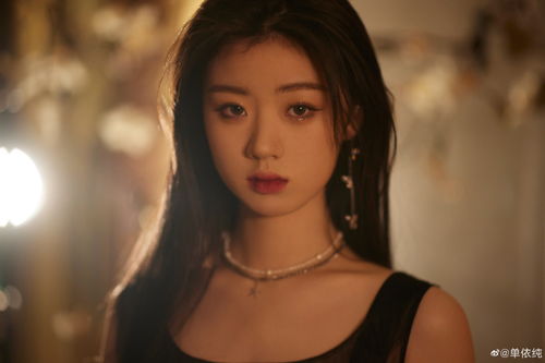 单依纯在休息室录制《李白》翻唱片段