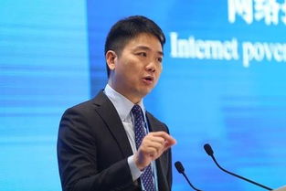 刘强东在演讲台上微笑