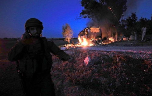 以色列民众在防空洞内避难的画面