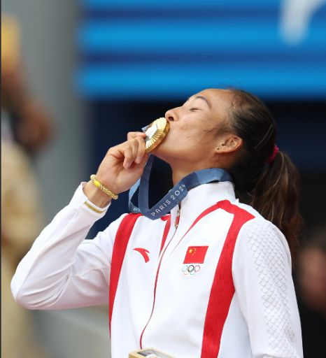 郑钦文在场边与教练交流