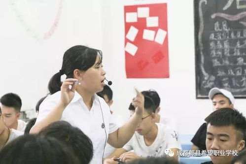 病房外同学举牌鼓励夏嘉忆的照片