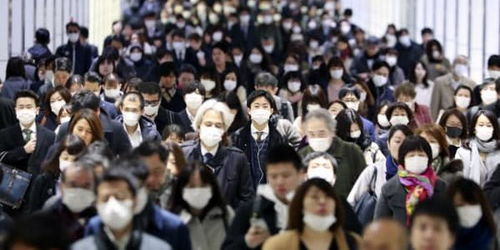 一名中国留学生站在伊朗街头