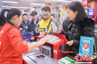 消费者在商场购物场景