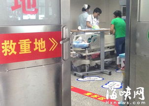 医院急诊室内正在进行紧急抢救