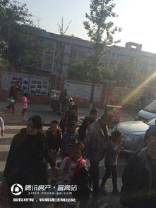 家长牵着孩子过马路的安全场景