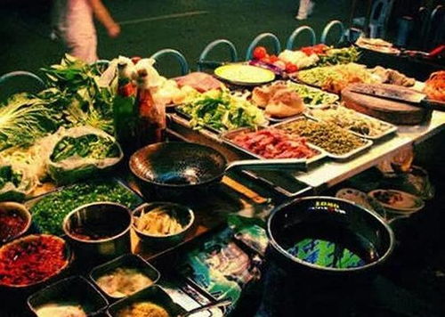 广东街头雨中吃宵夜的人群