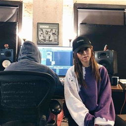 邓紫棋在录音室工作