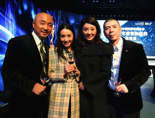 刘晓庆与年轻男子亲密合照