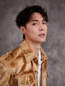 张艺兴认真学习英语