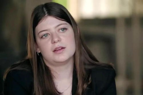 女子面对镜头讲述恐惧经历