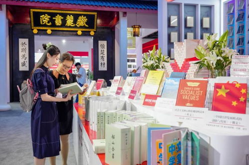 图博会展区内读者翻阅书籍