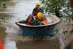 消防员驾驶冲锋舟救援被困群众