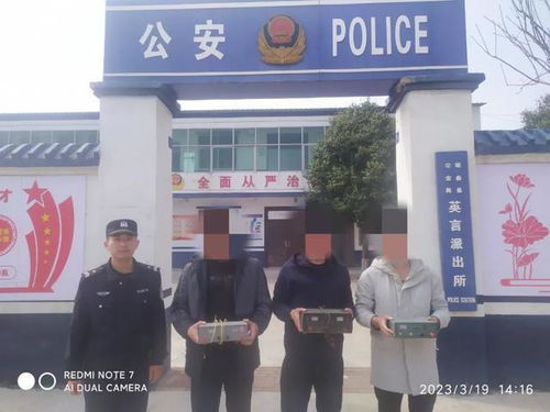 市民围观警局门口等待调查结果