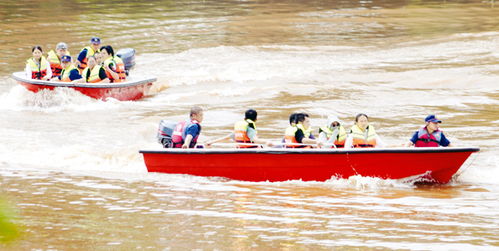 救援人员驾驶冲锋舟转移群众