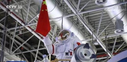 宇航员在空间站操作实验