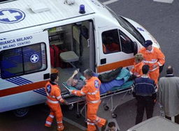 急救员被醉酒男子踹伤肋骨骨折，14万元赔偿背后的职业尊严之战