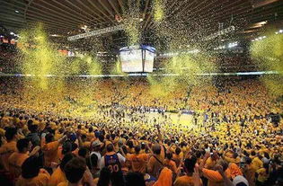 球迷在场馆外购买文创产品