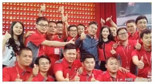 刘强东与员工合影