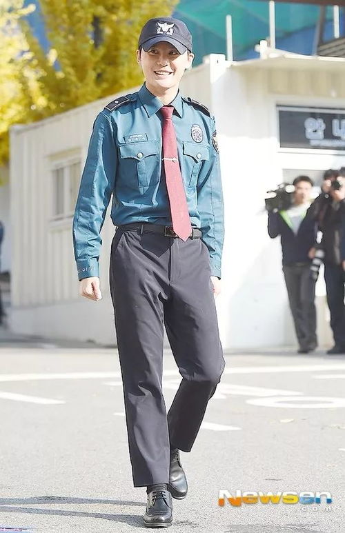 急救员身穿制服敬礼