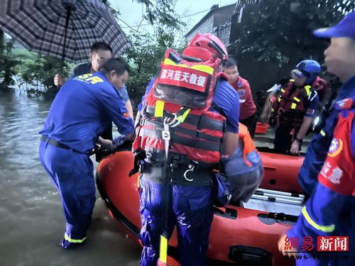 救援队伍在行动