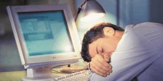 年轻人熬夜打游戏