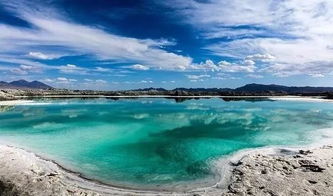 察尔汗盐湖游客赤脚下水拍照再引热议，景区回应来了！