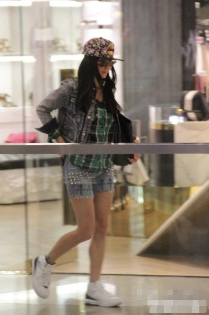 张柏芝日常逛街买菜的生活照