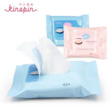 卸妆湿巾与化妆品摆放图