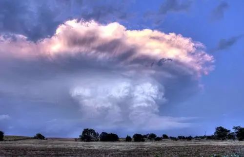 摄影师拍摄到大连奇特云层现象