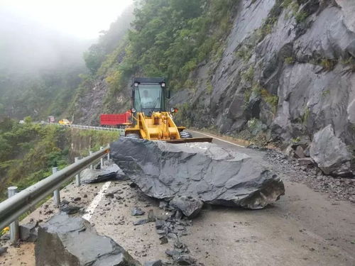 暴雨后的恩施街道景象