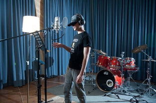 主播在录音棚内认真录制播客