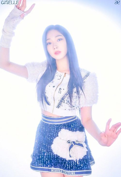 aespa成员穿着未来感十足的服装在舞台上