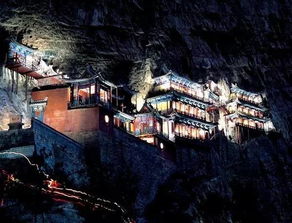 悬空寺清晨阳光下的景色